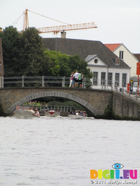 SX20165 Canal boats approaching